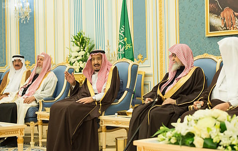 خادم الحرمين يستقبل الأمراء والمفتي وجمعاً من المواطنين
