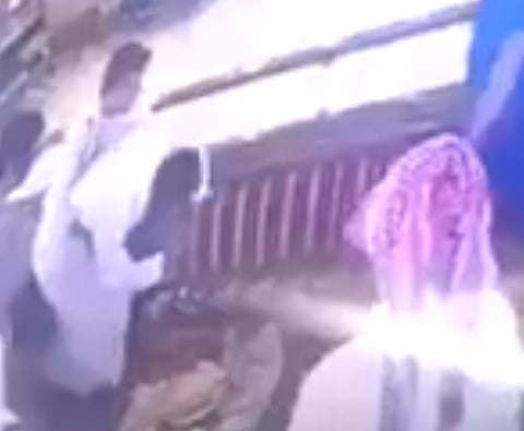 فيديو.. مُمرض ينقذ مواطناً توقف تنفسه بسبب "عظم" بأحد مطاعم جدة