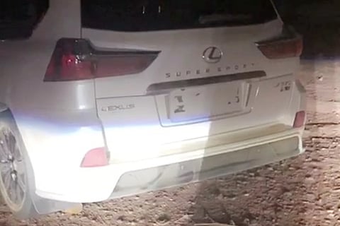 سرقَا "شاص" بتهديد السلاح ثم "لكزس".. تبادل لإطلاق النار بالدواسر يُسقط الجانييْن