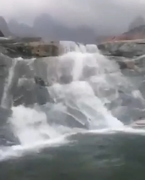 بالفيديو .. مشاهد لشلالات في جبل رضوى شرق ينبع