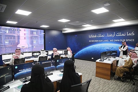 ولي العهد: طموحنا عنان السماء.. والسعوديون يشعلون تويتر بـ "لنا الأرض والفضاء"