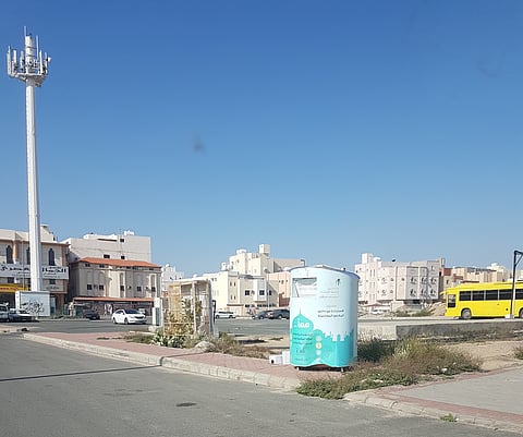 بشكل مهيب.. حاويات الملابس المستعملة بمكة لا تزال تحتل أماكنها