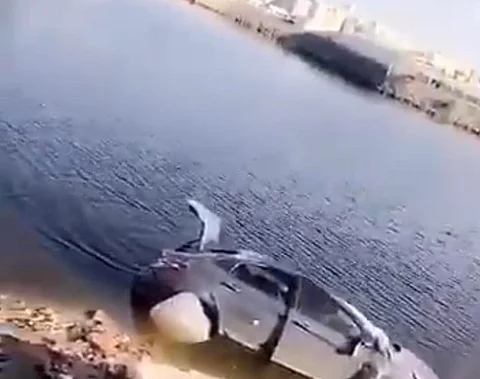 في حادثة هي الثانية.. سقوط مركبة تقودها سيدة من فوق كوبري بجدة