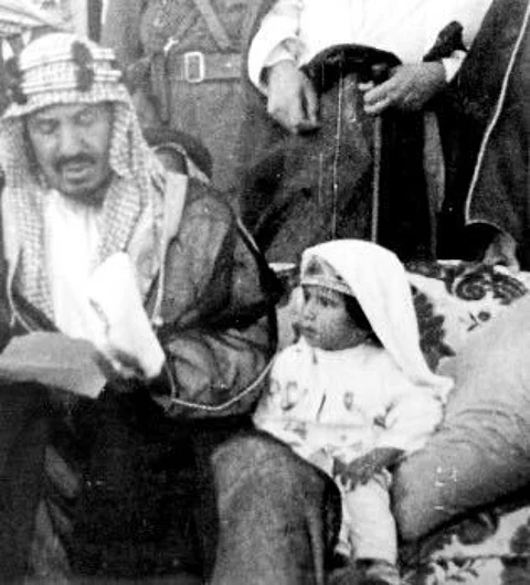 في عمر الـ 3 سنوات .. شاهد أقدم صورة للملك سلمان بجوار والده "المؤسِّس"