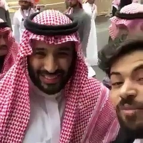 "الشاعر المطيري" يروي تفاصيل لقائه بولي العهد وقصة فيديو: "دام فيه شعب مثلكم ما فيه مصاعب"