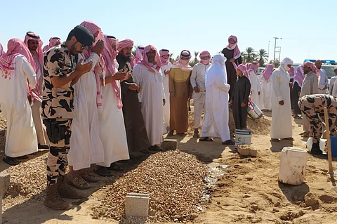 الجموع تؤدي الصلاة على الشهيد "المساعرة" في "الدواسر"