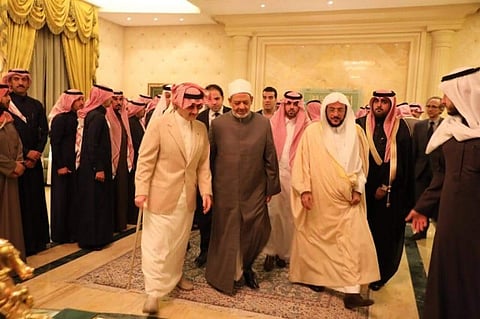 "آل الشيخ" وشيخ الأزهر يقدمان التعزية لأبناء الأمير "طلال"