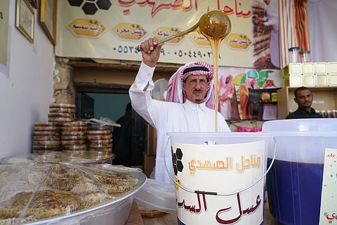 العم "الصهدي" يستعرض خبرة 70 عاماً في مهنة "النحالة" بـ"الجنادرية 33"
