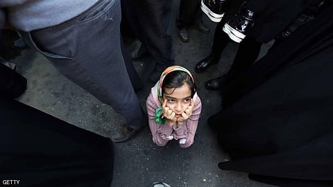 الملالي يريدونها عروساً تحت الـ13.. زواج الأطفال في إيران بتوقيع القاضي