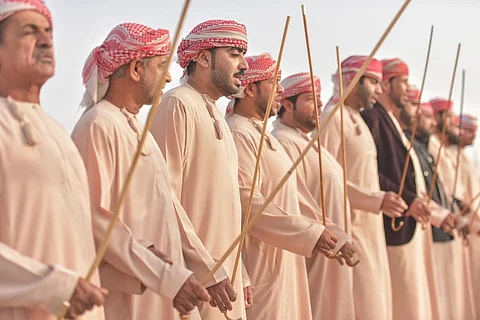 على الطبل والطاسة.. شاهد.. فنون شعبية عمانية تجذب زوار "سفاري بقيق3"