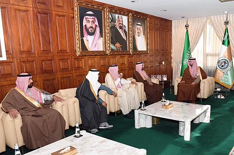 شاهد.. وزير الحرس يستقبل المهنّئين من أمراء الأفواج والمواطنين