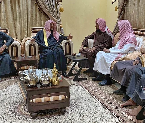 وزير الشؤون الإسلامية يواسي الشيخ العتيبي في وفاة والدته