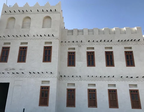 شاهد "وسط العوامية" ينبض بالحياة.. خدمات متكاملة وأبراج تراثية ورعاية قيادة