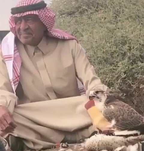 "أبي يصبرني على مر فرقاه".. بأبيات مؤثرة الأمير "مقرن" يستذكر رحيل نجله "منصور"