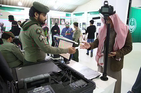"الجوازات" تصدر وتجدد "70" جوازاً و"270" هوية مقيم بالجنادرية