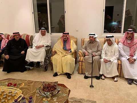 "فيصل بن بندر" يقدم العزاء لأسرة الحجيلان