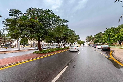 أمطار الفجر على ينبع وأملج والعيص والعلا .. غزيرة والسماء ملبدة بالغيوم