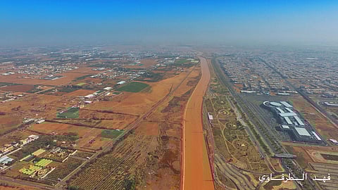 صور جوية تُظهر تدفق مياه الأمطار في أكبر أودية تبوك