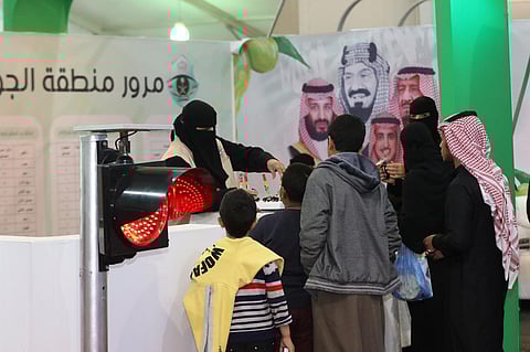 "مرور الجوف" يقدم التوعية والهدايا لزوار المهرجان الدولي للزيتون