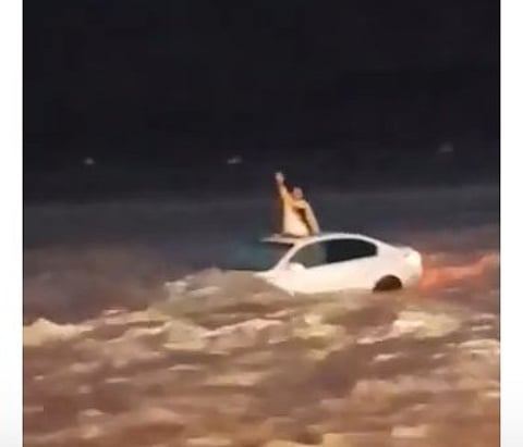 صاحب فيديو "تشهّد يا ولد" يروي تفاصيل قفزة الشجرة.. 5 ساعات وسط السيول