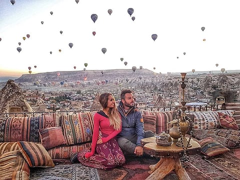 بالصور.. سائحان يبيعان كل شيء من أجل زيارة 33 دولة وهذا ما حدث لهما