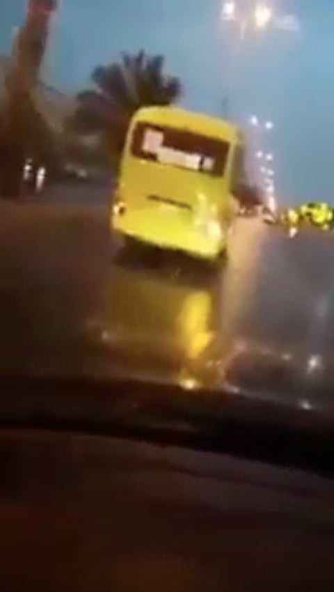 بعد تداول مقطع الفيديو.. المرور يضبط قائد حافلة الباب المفتوح
