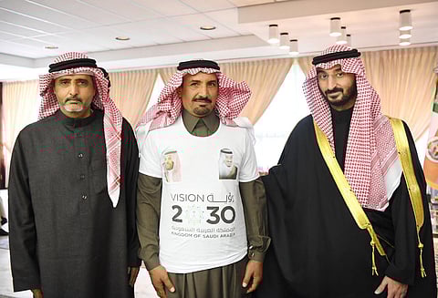 بعد رحلة الـ19 يوماً.. الرحالة "العتيبي" يلتقي وزير الحرس الوطني بالرياض