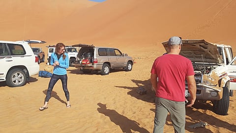 شاب سعودي ينقذ ركاب "جيب" انقلبت في "نفود الربع الخالي"