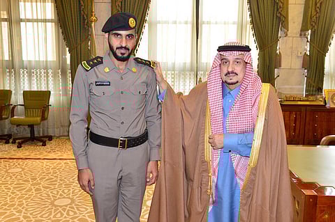 أمير الرياض يقلد "الثبيتي" رتبته الجديدة
