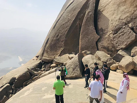 بالصور.. هايكنج السعودية يصعد قمة جبل شدا بالباحة