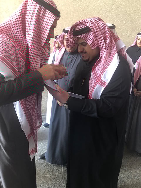 بالفيديو.. مواطن يستوقف نائب أمير الرياض والأخير يرد: "ولا يهمك طال عمرك"