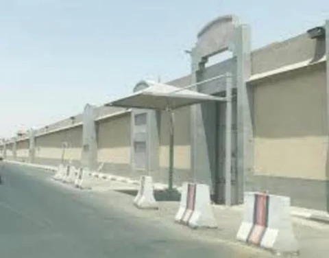 "سوابق" يحاول اقتحام بوابة سجن تبوك فجراً ورجال الأمن يوقعوا به