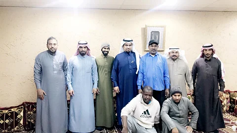 منسوبو ابتدائية بتيماء يشاركون عاملاً بنغاليًا فرحته بمولودة انتظرها 20 عامًا