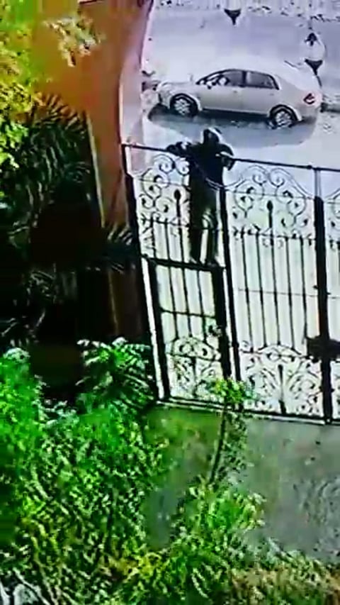 "متسلق منزل المواطن بمكة" في قبضة الشرطة.. ومعلومات تؤكد: "معتل نفسياً"