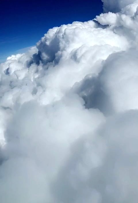 الطيار "الغامدي" يروي لـ"سبق" سر التقاطه السحابة الضخمة بعد مغادرته مطار أبها