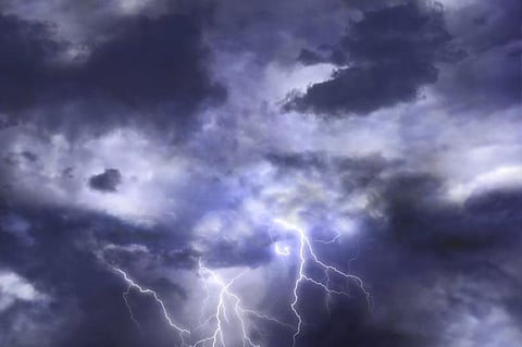 "الأرصاد": هطول أمطار رعدية على الشمالية والجوف وتبوك تسبق برياح مثيرة للأتربة تؤدي إلى شبه انعدام في الرؤية