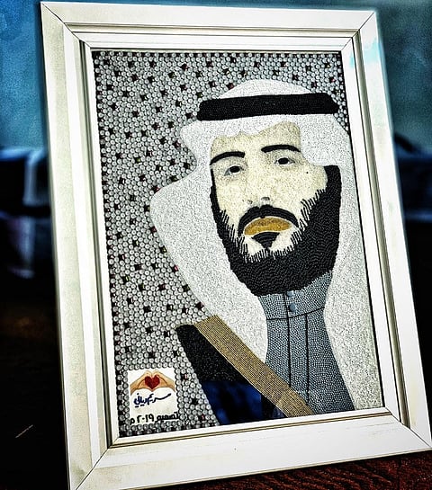 بـ"22710" خرزة .. فتاة سعودية تبدع في لوحة الأمير محمد بن سلمان