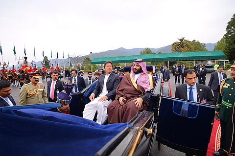 شاهد .. ولي العهد يصل القصر الرئاسي الباكستاني على مركبة تجرها الفرسان