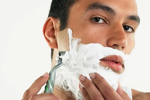 الحلاقة عكس اتجاه الشعر.. 6 خرافات شائعة عن بشرة الرجل