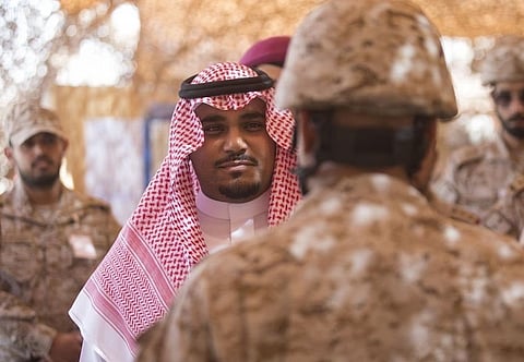 شاهد.. نائب أمير نجران يشارك المرابطين بإطلاق قذيفة مدفعية بالحد الجنوبي