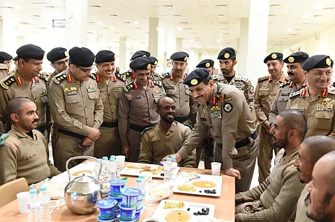 "الحربي" يتفقّد مقر تدريب الأمن العام بالرياض.. ويفطر مع الطلاب