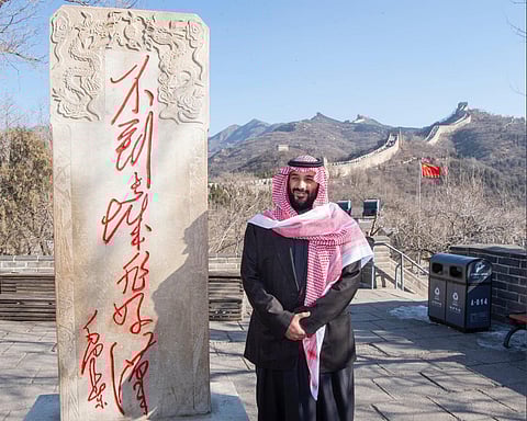 حركت تساؤلات وهذا معناها.. عبارة صينية التُقطت صورة لولي العهد بجوارها