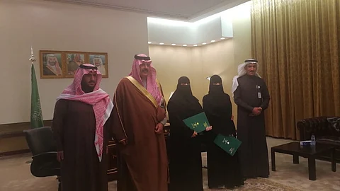 أمير حائل يُكرِّم ممرضتين وطالب طب لمساهمتهم في إسعاف مصاب بحادث مروري