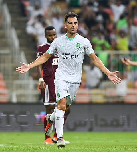 الأهلي يبيع عقد اللاعب الإسباني خورادو لنادٍ صيني