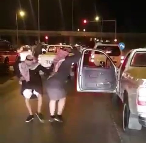 مرور عنيزة يضبط 2 من الشباب الراقصين ويلاحق بقية المتورطين