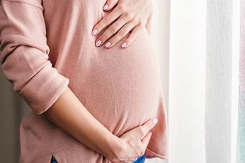 استشارية نساء: هذه نصيحتي لتجاوز أزمة شهور الحمل الأولى