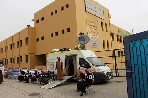 "أحوال حائل" تُقدِّم خدماتها لطلاب ومنسوبي ثانوية الكسائي بحي الشفا