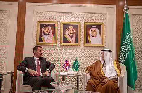 وزير الخارجية يبحث مع نظيره البريطاني المستجدات الإقليمية والدولية