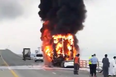 مصرع وإصابة 4 عقب تصادم بجسر الملك فهد.. النيران اشتعلت والأمن البحريني باشر