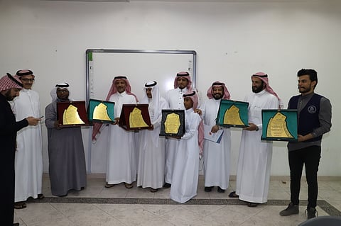 بالصور.. متوسطة ناصر الدين الألباني وعبدالله بن عياش تغرد بـ"شعار جديد"